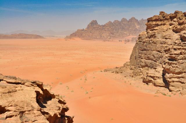 Púšť má tu vo Wadi Rum nádherné farby a my sa niekoľko krát zas