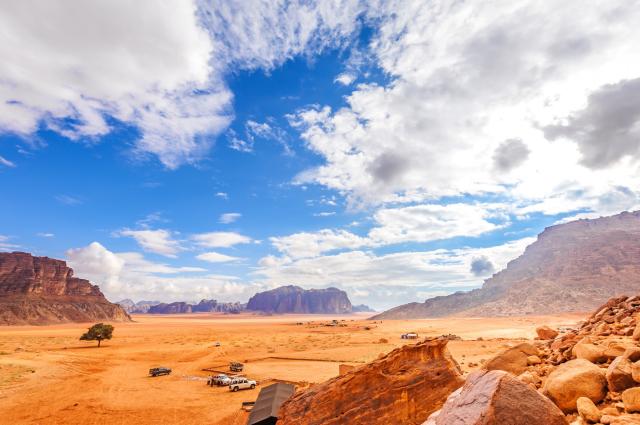 Wadi Rum prekypuje farbami a vy máte pocit, že je iná každú hod