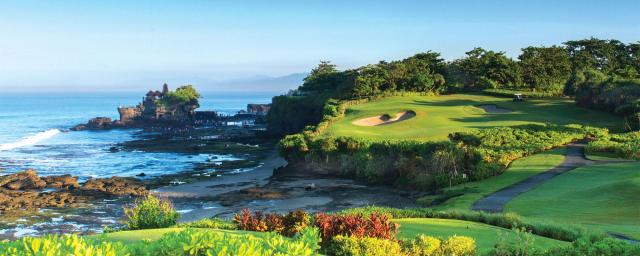 Hráte golf a zrazu sa pred Vami zjaví morský chrám Tanah Lot. T