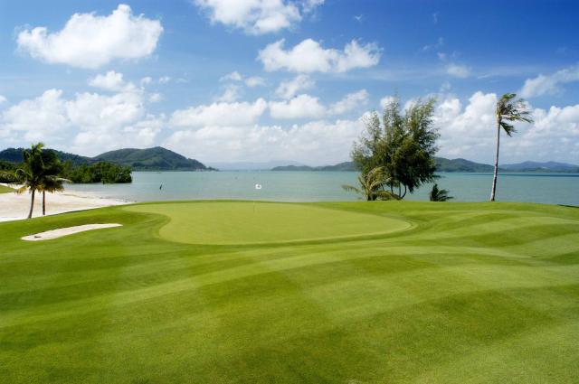 Golf na brehoch Andamanského mora