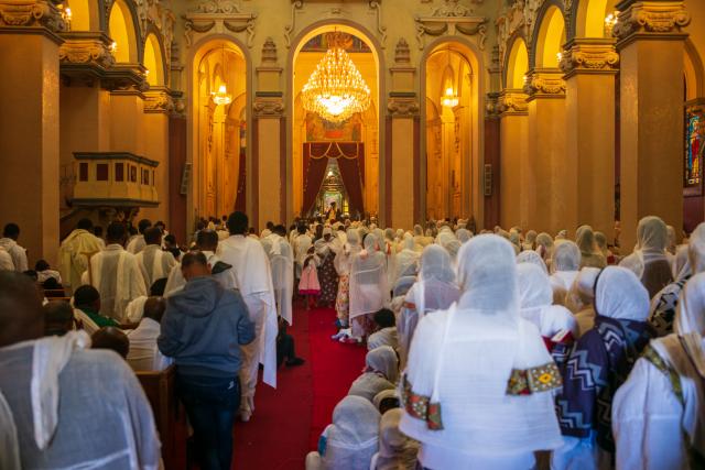 Vo vnútri sa sedí oddelene, ženy vpravo, muži vľavo. foto: Ľubo