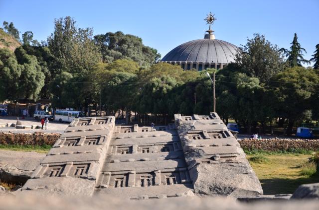 Padnutý, alebo nikdy nepostavený obelisk v Axume. V pozadí nový