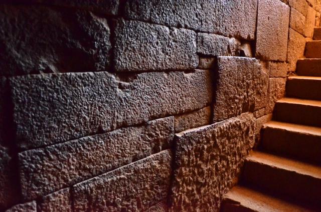 Abalicanos sú kráľovské hrobky, ktoré sú stavané metódou podobn