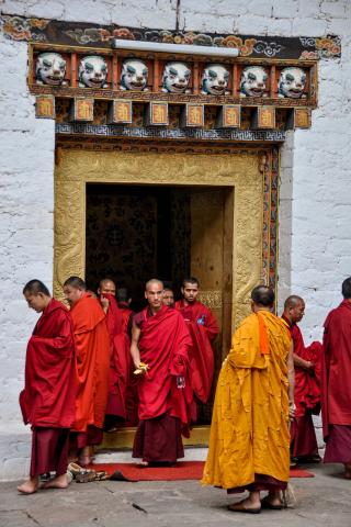 Punakha - partia mníchov skončila meditáciu v chráme.
foto: Tom