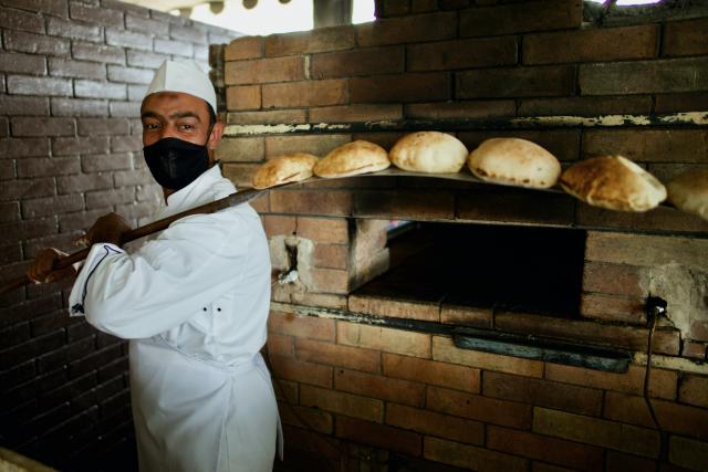 Egyptské mezze, teplý chleba priamo z pece a k tomu pohár biele
