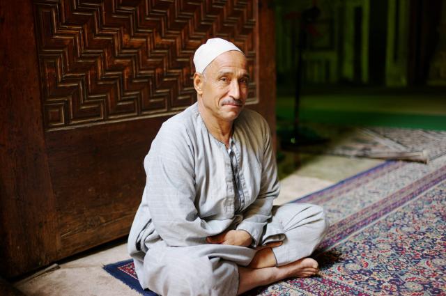 Pred vstupom do mešity Sultána Hassana. 5 pilierov islamu, sunn