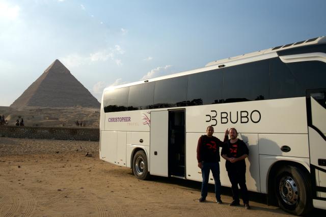 Ráno po výborných raňajkách nasadáme priamo pod pyramídami do n