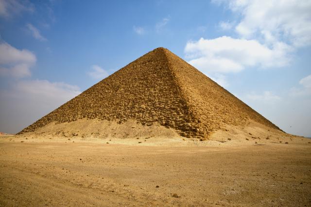 Červená pyramída  je druhá najväčšia pyramída Egypta postavená 