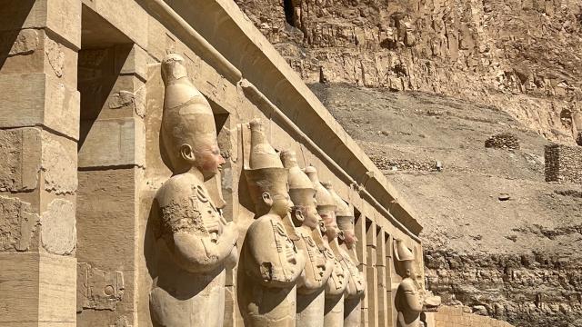 Deir el-Bahari je archeologický komplex v Egypte, známy chrámom