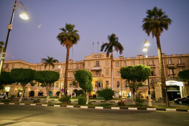 Hotel Winter Palace - práve tu sa na mramorové schody postavil 