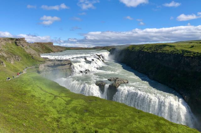Zlatý vodopád Gullfoss sa skladá z dvoch kaskád, ktoré majú výš