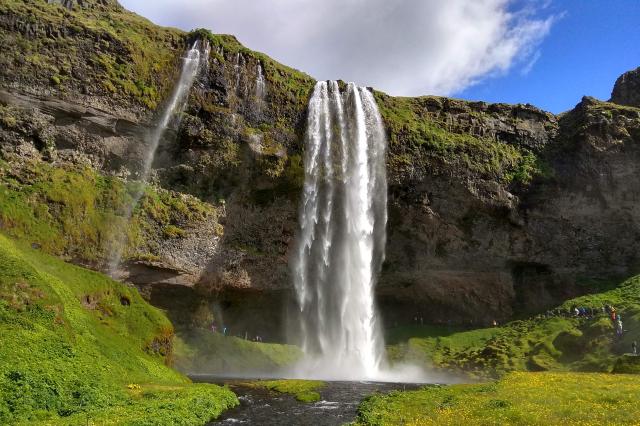 Seljalandsfoss je jedným z najznámejších a najobľúbenejších vod