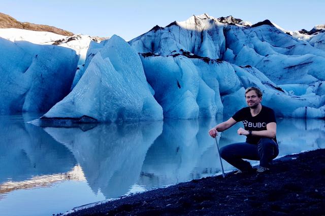 Ľadovcové kryhy, ktoré sa odlamujú z ľadovca Sólheimajökull a p
