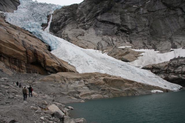 Briksdalsbreen uvidíte aj vy