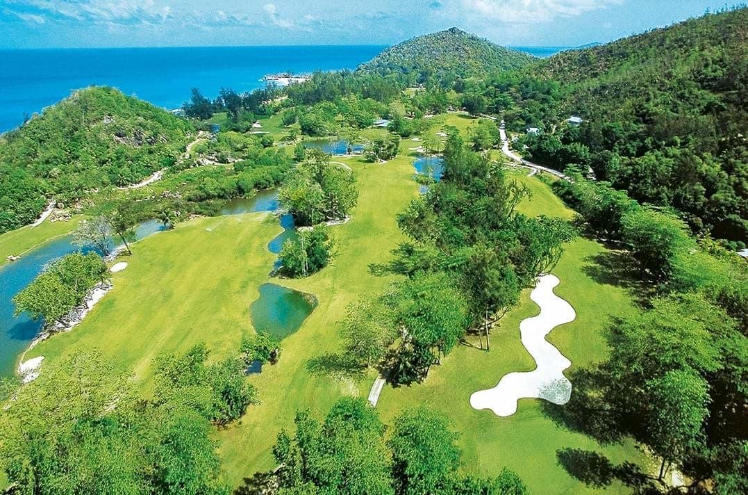 Priamo v rezorte je 18-jamkové golfové ihrisko, bazén, detské c
