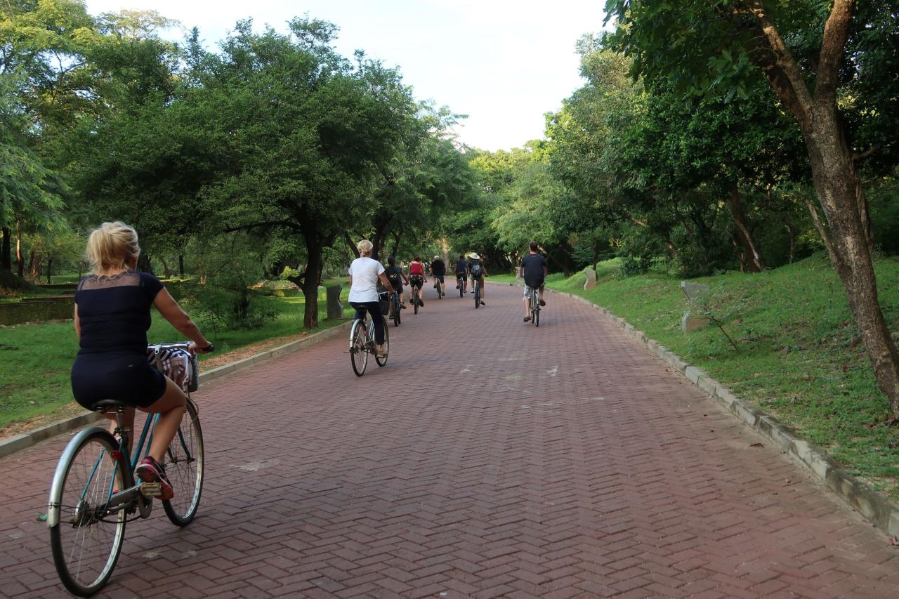 Na bicykloch cez Polonnaruwu. foto: Patrícia Mrázková -