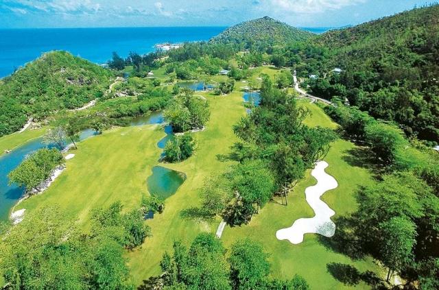 Priamo v rezorte je 18-jamkové golfové ihrisko, bazén, detské c