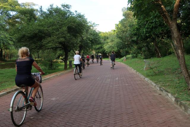 Na bicykloch cez Polonnaruwu.  foto: Patrícia Mrázková - 
