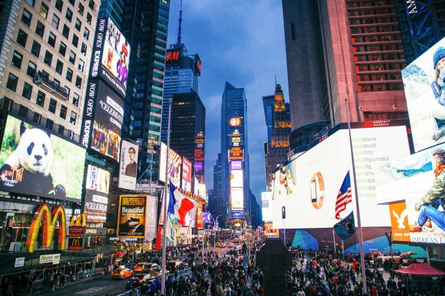 Times Square - život sa tu nezastaví ani v noci. foto:  - archí