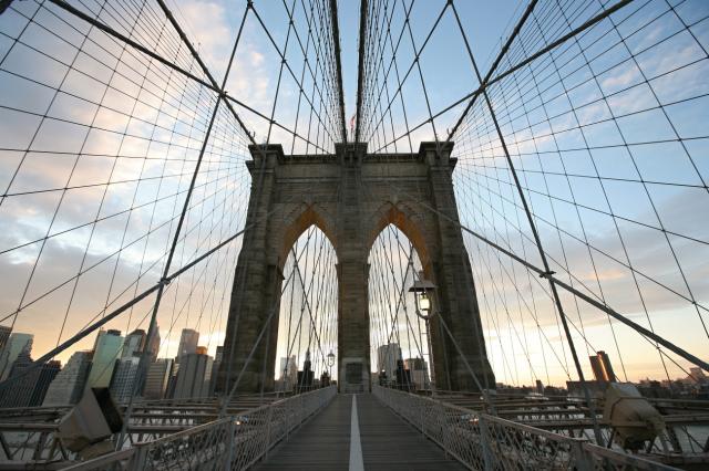 Prejdite sa po Brooklynskom moste, ktorý spája Manhattan a Broo