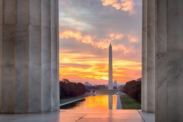 Pohľad z Lincolnovho pamätníka na Washingtonov pamätník, prezýv
