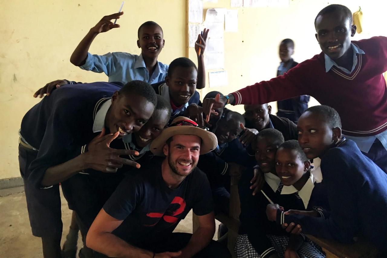 Priateľská a veselá atmosféra v miestnej škole. V africkej škol