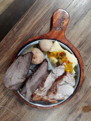 Náš obed v Zipaquirá pozostáva z rôznych druhov mäsa. Foto: Šte