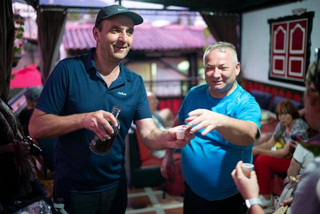 Základom tejo je pivo a rum. Dobrá nálada je v  partii tradício