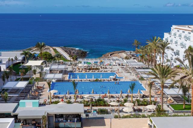 Náš hotel RIU sa nachádza na brehu Pacifiku, na pláži Playa Bla