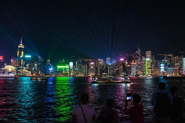 Panoráma mrakodrapov v Hong Kongu je v noci možno ešte krajšia 