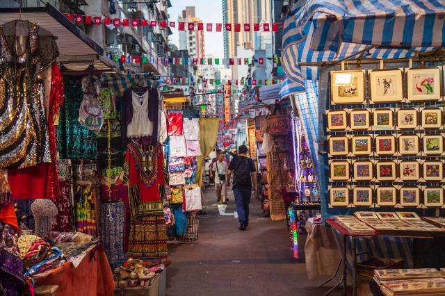 Navštívime rôzne trhoviská Hong Kongu - hračky, suveníry, domác