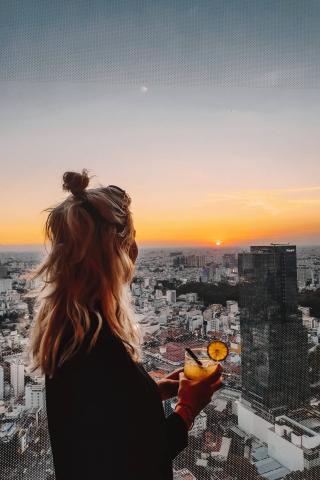 Caipirinha či MaiTai? Kokteil s výhľadom na Saigon.
foto: Zuzan