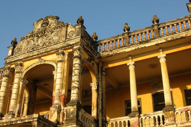 Koloniálne budovy hlavného mesta Phnom Penh. Mnoho tu bolo znič