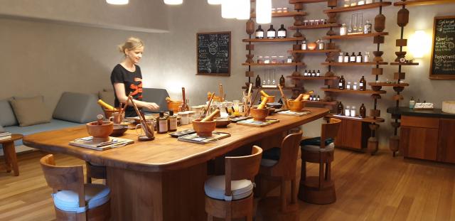 Namiešajte si vlastnú prírodnú kozmetiku v Six Senses spa.