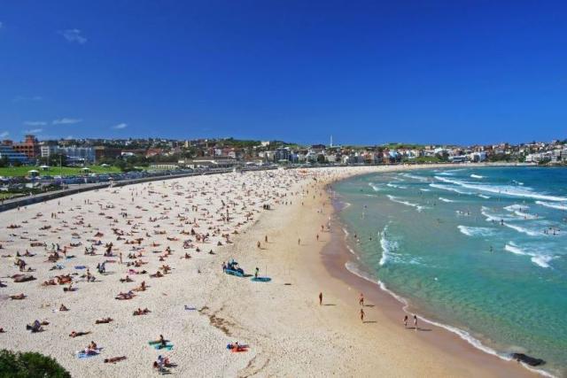 Štvrť Bondi sa pýši bielou piesočnatou plážou v tvare polmesiac