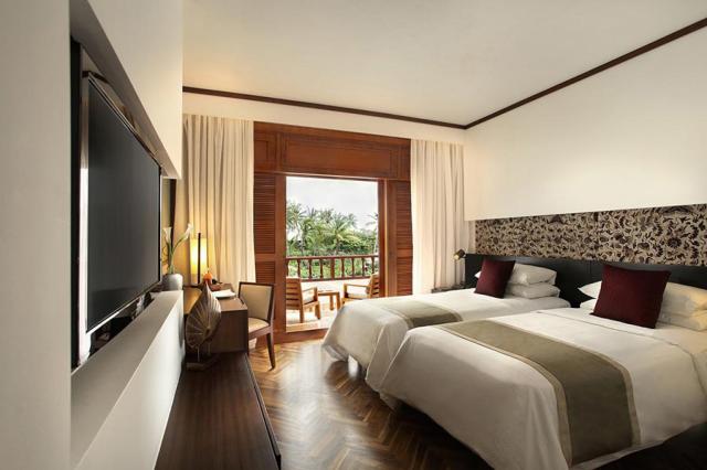 Nusa Dua Beach Hotel & Spa standard room. Príjemný hotel pri kr
