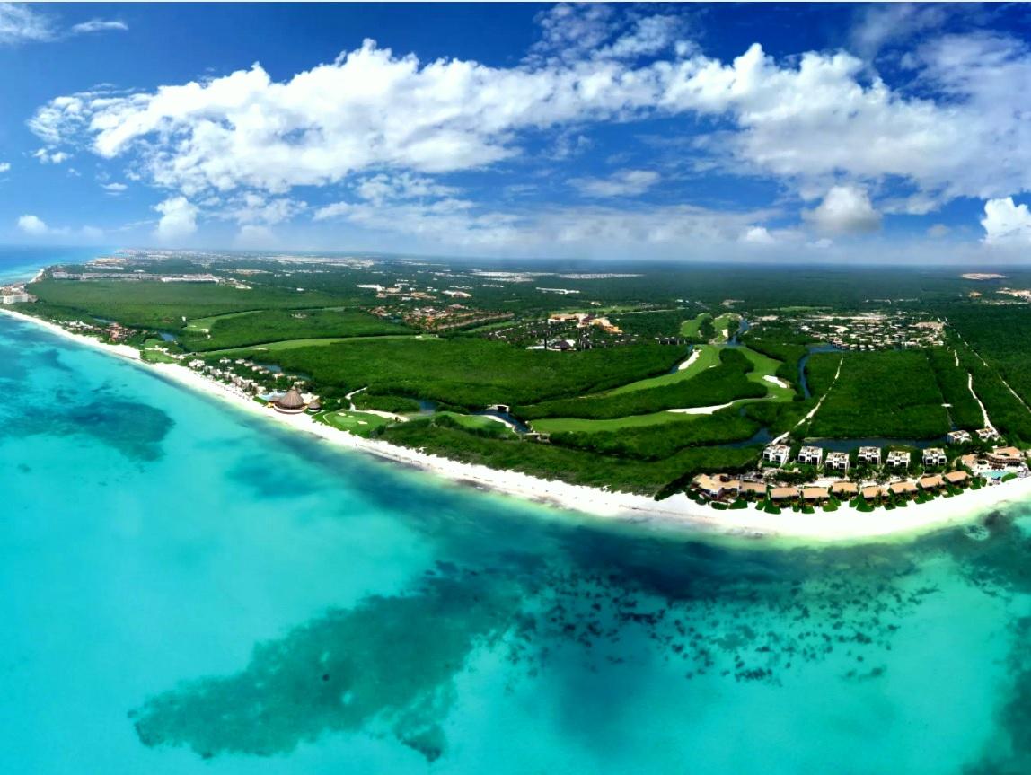 Z možnosti ubytovania je na výber hotelová zóna Cancun (v zákla