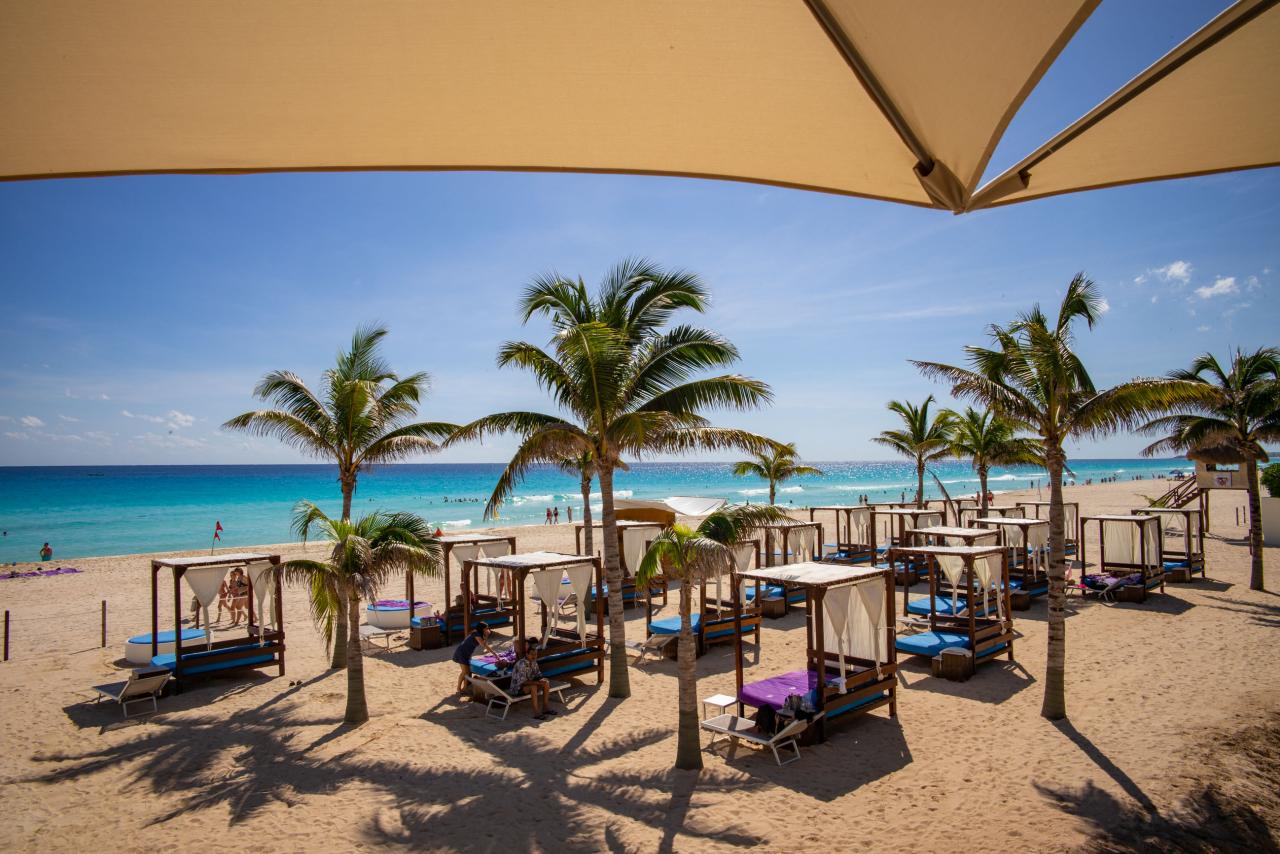 Prémiový hotel Paradisus Hotel Cancun a jeho pláž, na ktorú bud