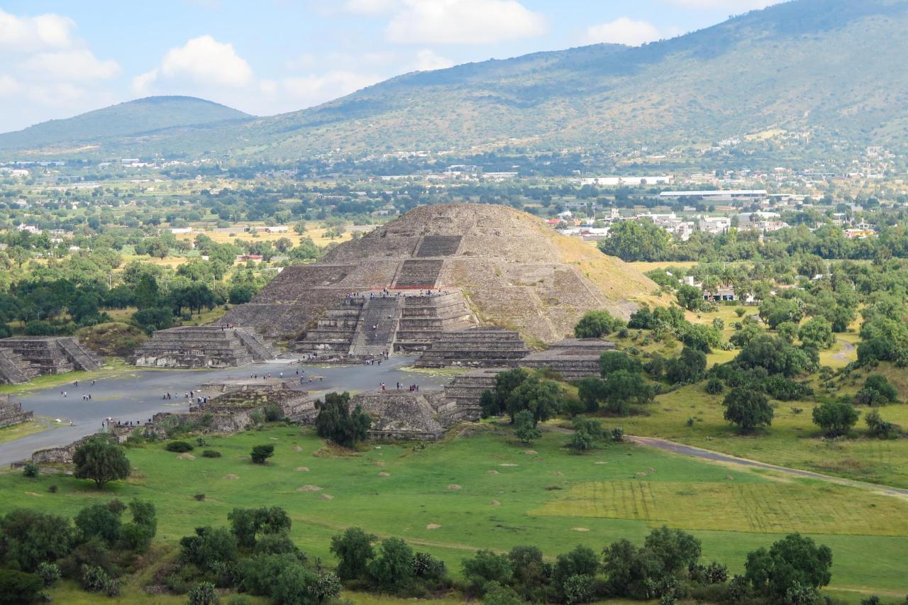 Jarný pohľad na starobylé mesto Teotihuacán z vrcholu pyramídy