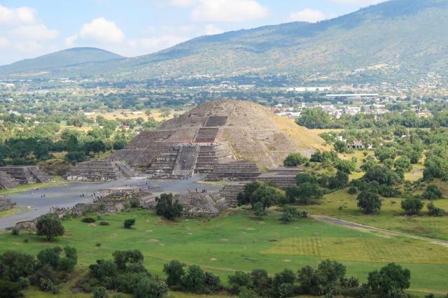 Jarný pohľad na starobylé mesto Teotihuacán z vrcholu pyramídy 