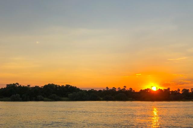 Vyskúšate večernú plavbu na rieke Zambezi? Romantický západ sln