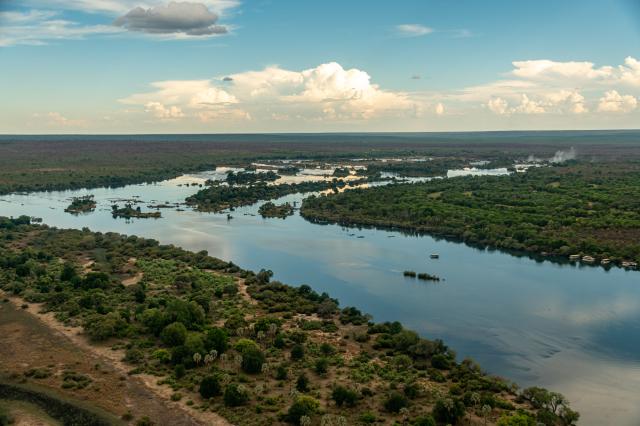 Rieka Zambezi dosahuje najvyššiu hladinu počas jari a leta, ked