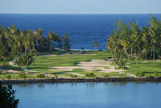 Moorea Green Pearl golf course je umiestnený doslova medzi zemo