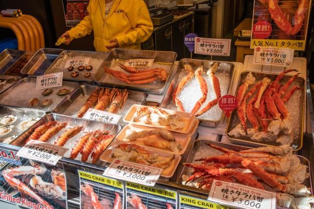 Vo vonkajšej časti Tsukiji marketu ochutnáme čerstvé ryby a plo
