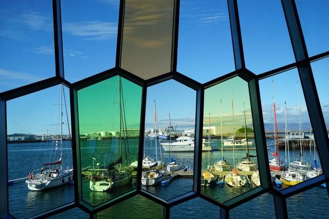 Pohľad na prístav z budovy Harpa v Reykjavíku.
foto: archív 