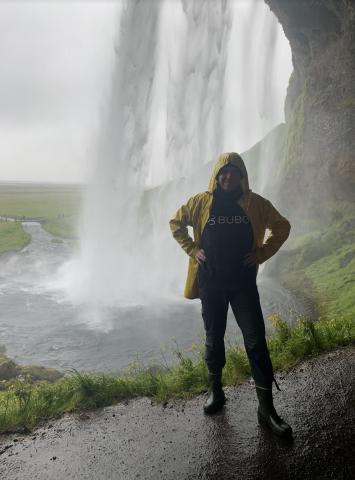 Unikátny vodopád Seljalandsfoss. Jeho silu môžete zažiť počas p