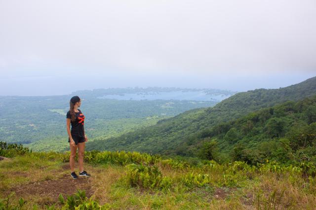 Vyhasnutá sopka je celá porastená vegetáciou, tvoriacou osobitn