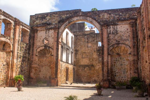 Nenecháme si ujsť Katedrálu Santo Domingo a oblúk zo 17 storoči