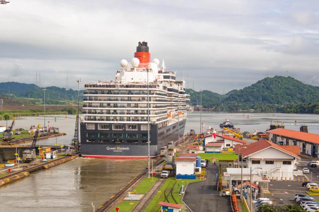 Obrovská zaoceánska loď vchádza do komôr Panamského kanálu. fot