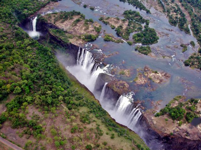 Victoria Falls z vrtuľníka - takto ich Dr.Livingston nevidel.